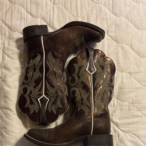 Brown Western Cowboy Boots with Green Embroidery - Ariat size 6B